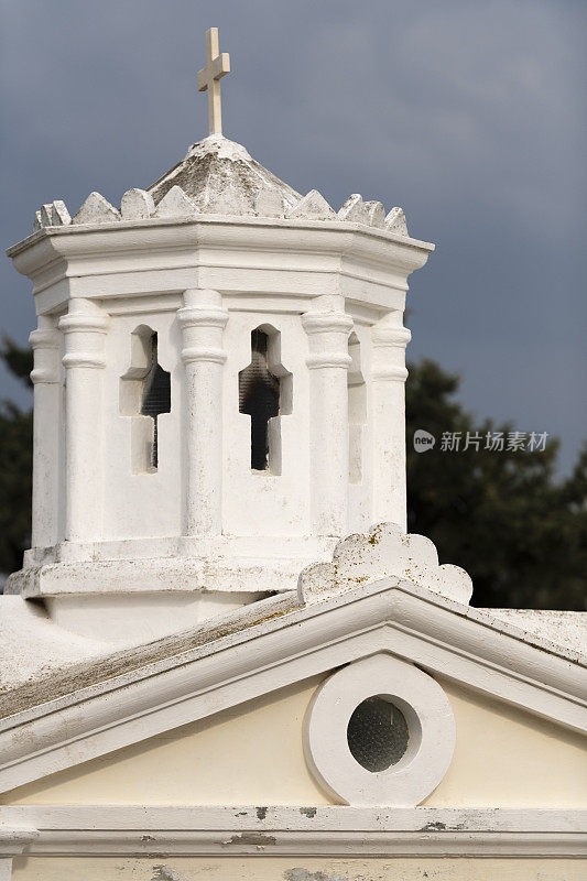 爱琴海希腊希俄斯岛公墓中的希腊东正教教堂