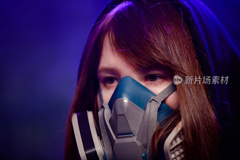 一个女人戴着化学，辐射和生物保护面罩的特写