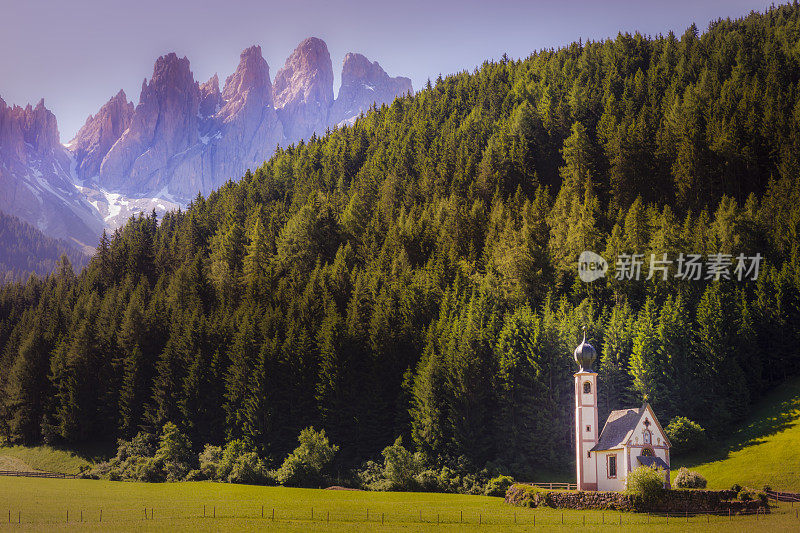 圣马达莱纳的圣约翰教堂，白云石阿尔卑斯风景-意大利