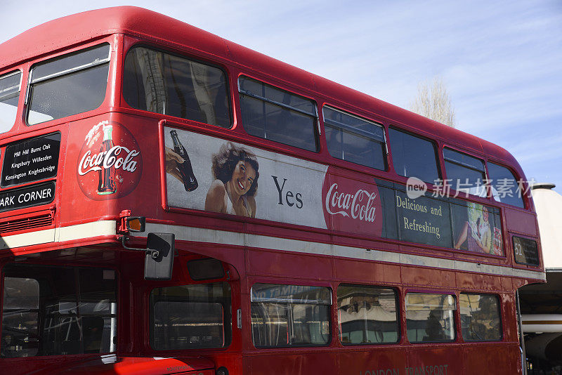 怀旧图形的可口可乐广告海报上的传统红色伦敦双层巴士