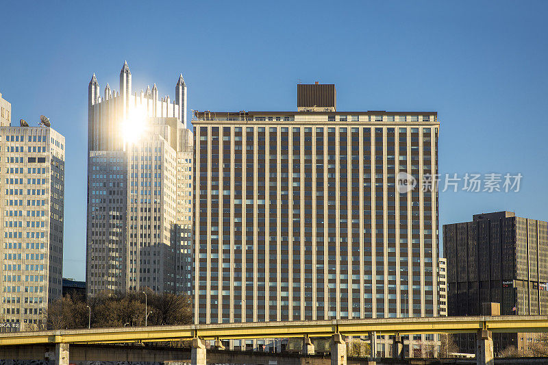 阳光反射在匹兹堡市中心