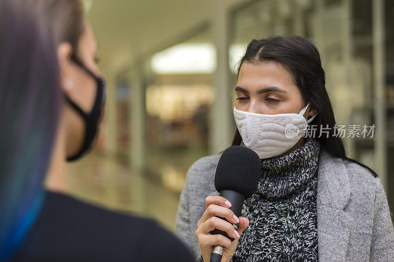 记者介绍新冠肺炎疫情最新情况。