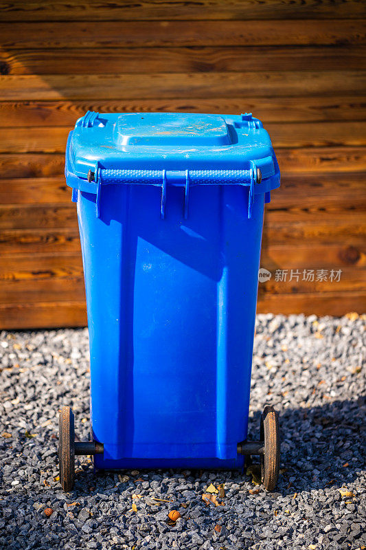 垃圾桶。蓝色的回收容器。垃圾回收理念，城市清洁。