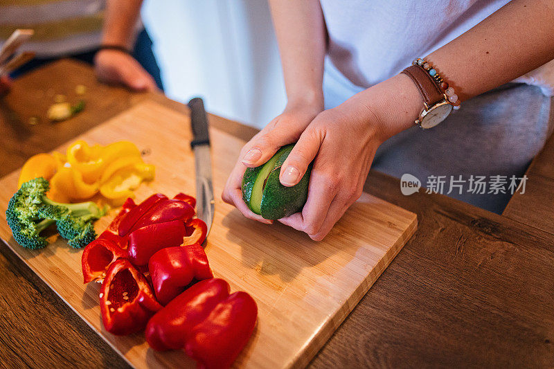 年轻女子在厨房柜台上准备一顿健康的饭菜