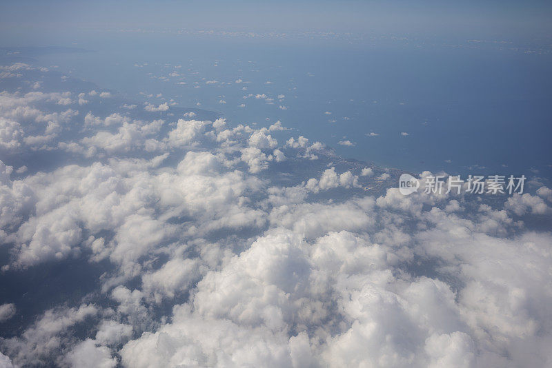 上空的黑海海岸鸟瞰图。