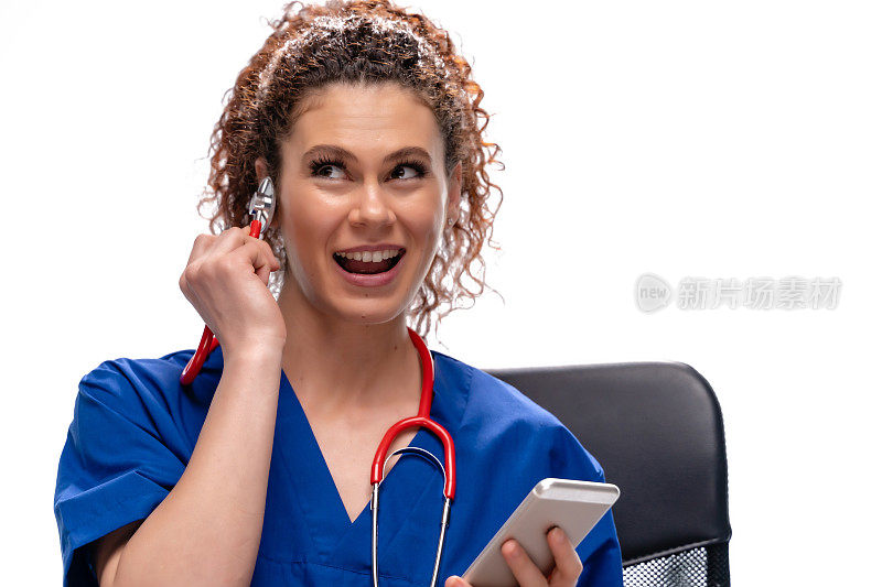 快乐的年轻女医生与智能手机和听诊器