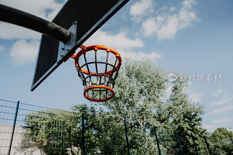 公园里的篮球篮板