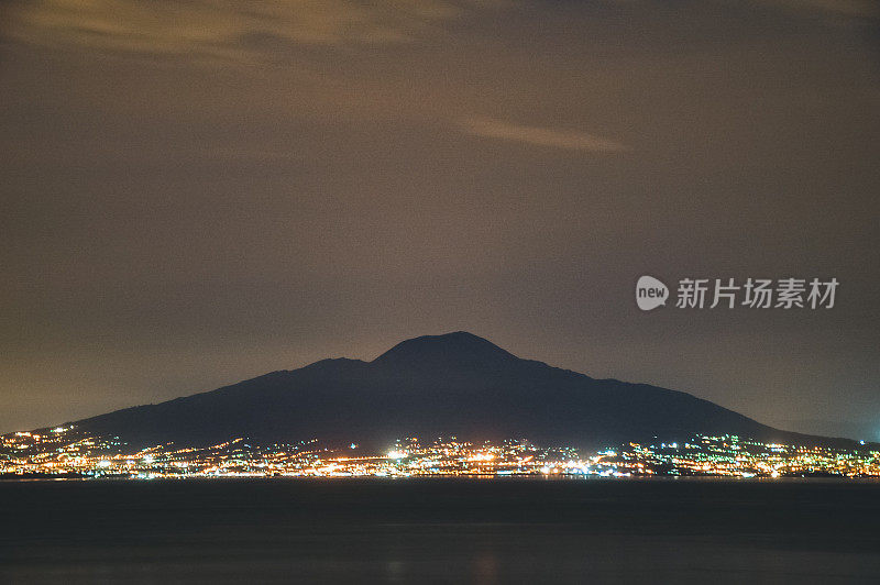 维苏威火山在晚上