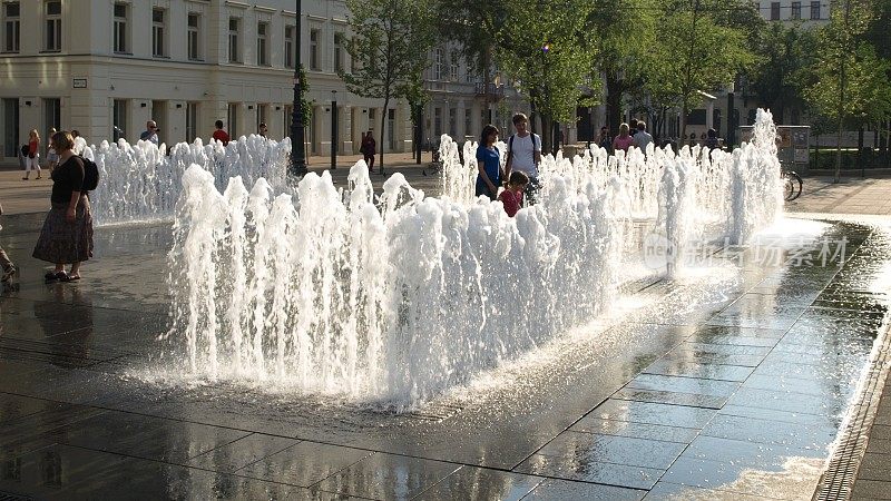 布达佩斯自由广场上的互动喷泉