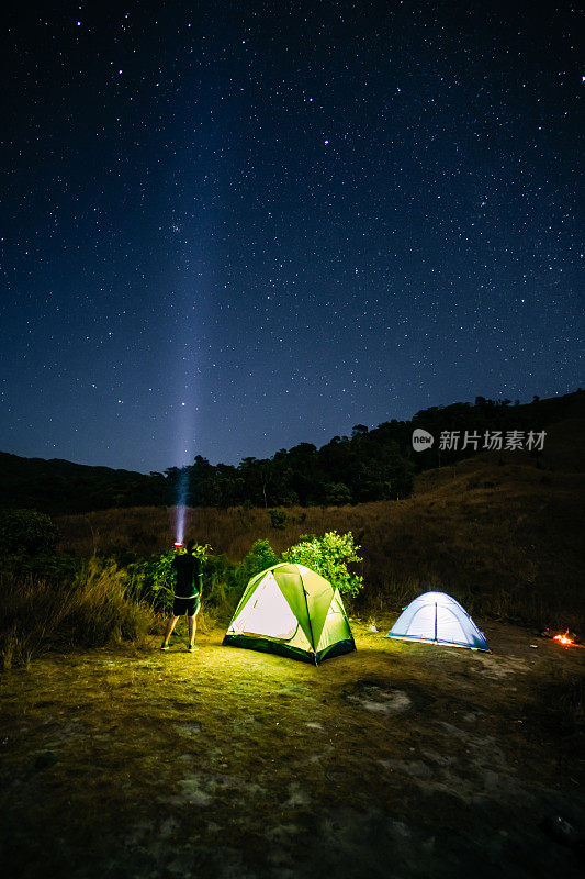 冒险旅行从色彩斑斓的露营帐篷在山上与柔焦点明星背景在夏季