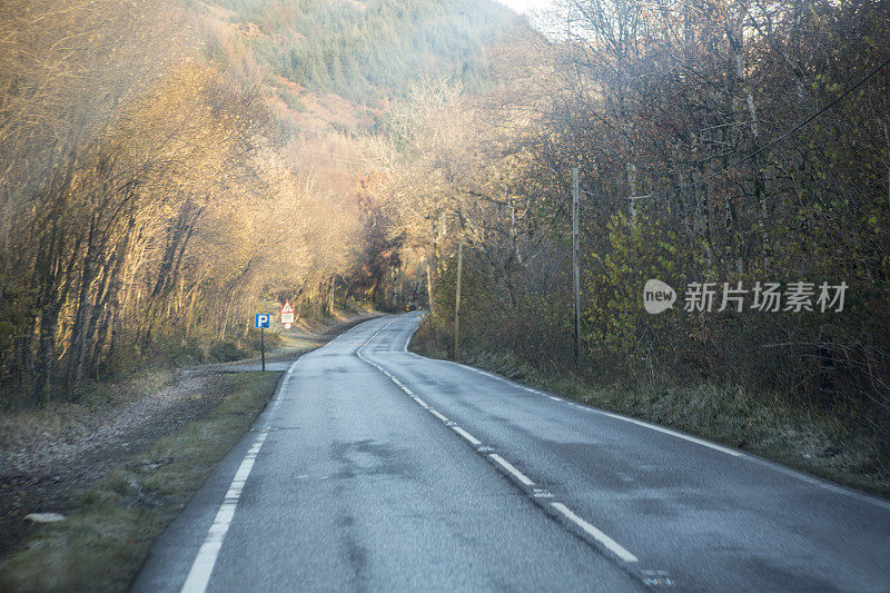 英国英格兰苏格兰高地乡村的空旷道路