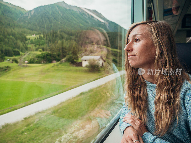 坐火车的女人，从窗口看风景