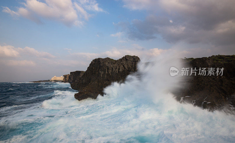 冲绳岛的台风海浪拍打着悬崖