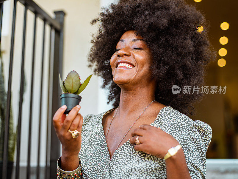 在花店花园的黑人妇女