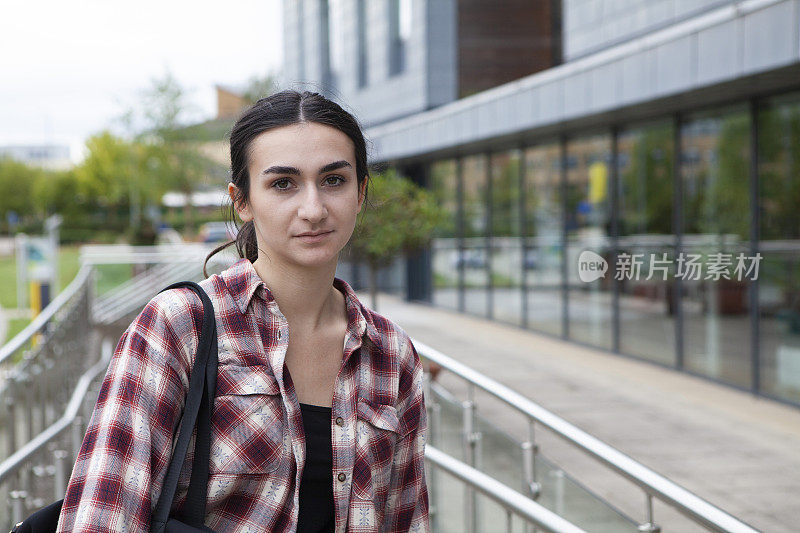 女大学生在校园里的肖像