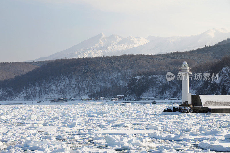 知床港的浮冰和灯塔