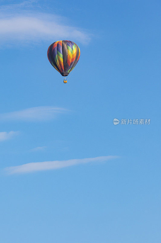 热气球在蓝天上飞行