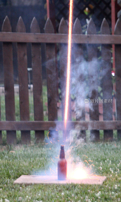 后院燃放的瓶子火箭烟花