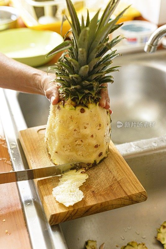 用小刀削菠萝皮