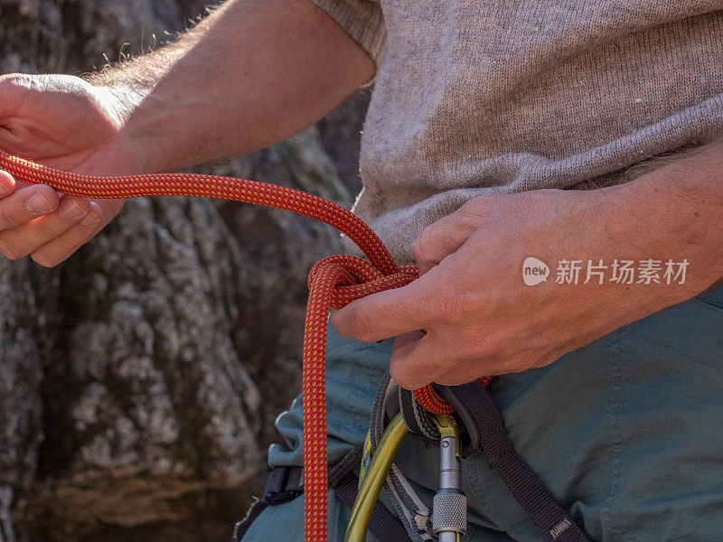 近距离的登山者准备攀登岩石面