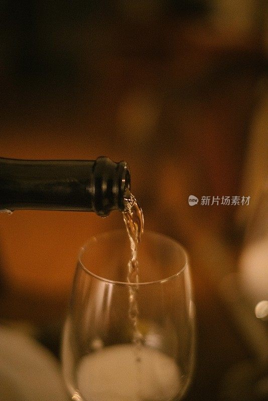 将普罗赛克葡萄酒倒入酒杯