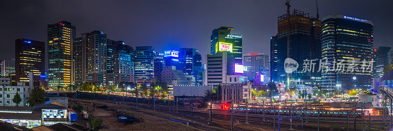 未来的霓虹灯夜景，闪闪发光的摩天大楼，火车全景韩国首尔