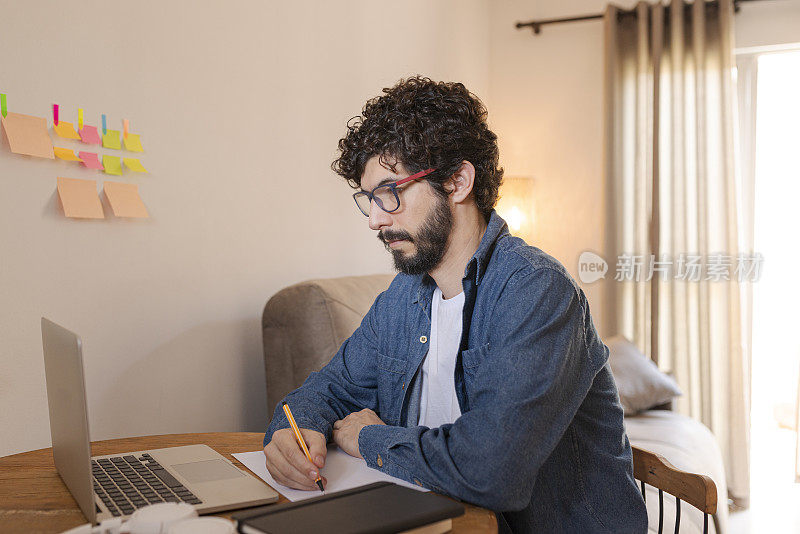 学生以虚拟的方式专注于与老师的互动