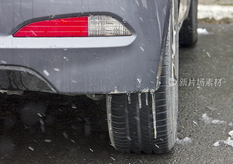 汽车轮胎在被雪覆盖的冬季道路上行驶