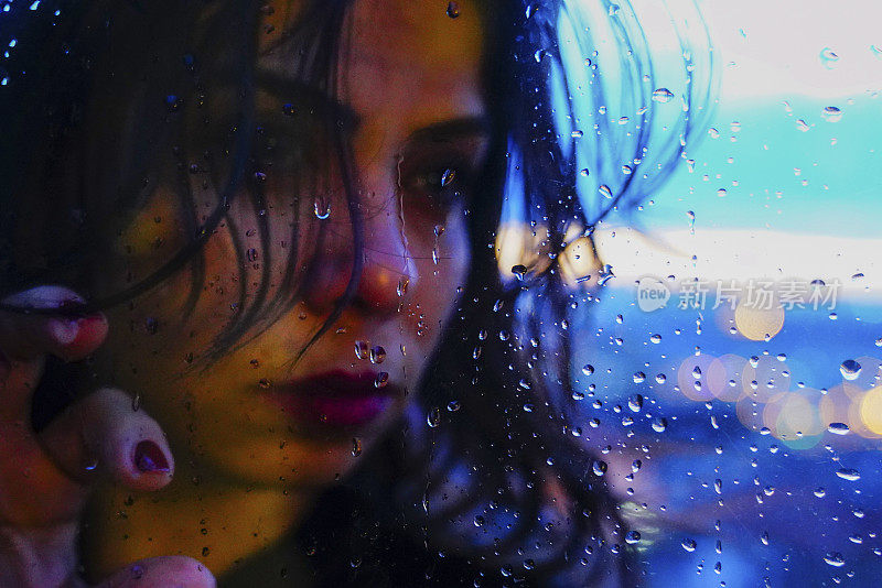 一个下雨天站在窗边的可怜女人