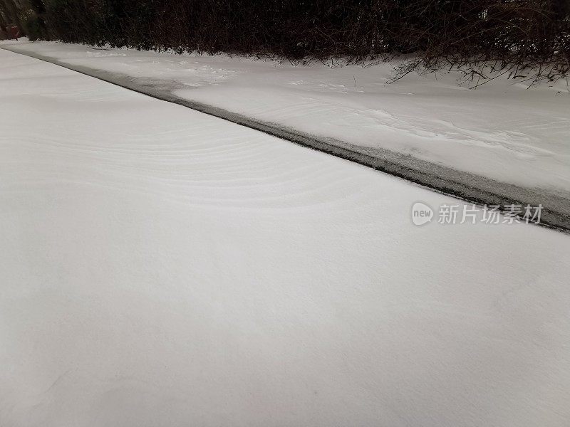 07022021号，艾森-哈佐普夫的人行道上飘着积雪