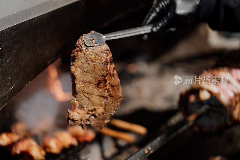 土耳其风格的烤肉串在金属格栅上