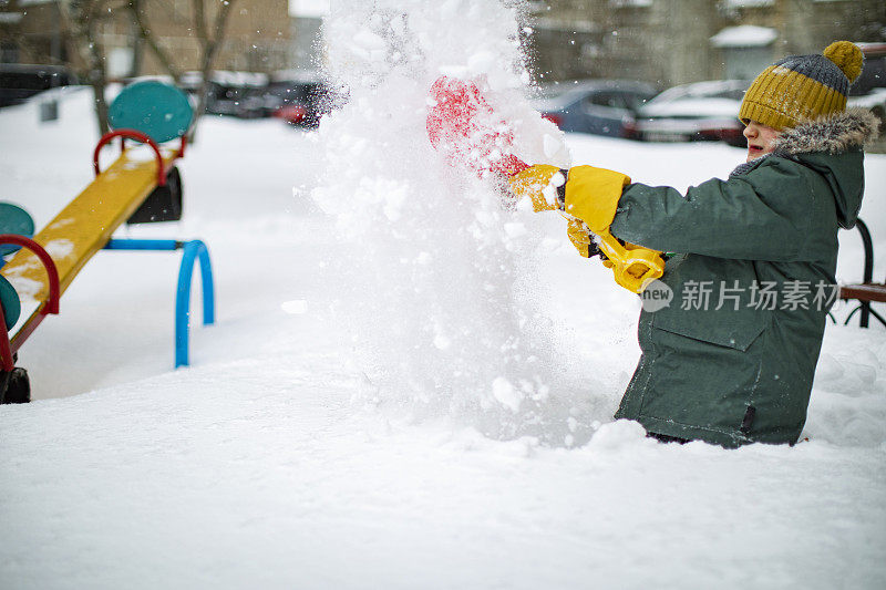 孩子们在雪中嬉戏