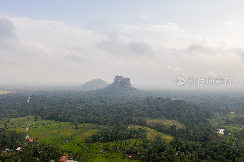 白天，斯里兰卡，西格里亚岩石的无人机视图