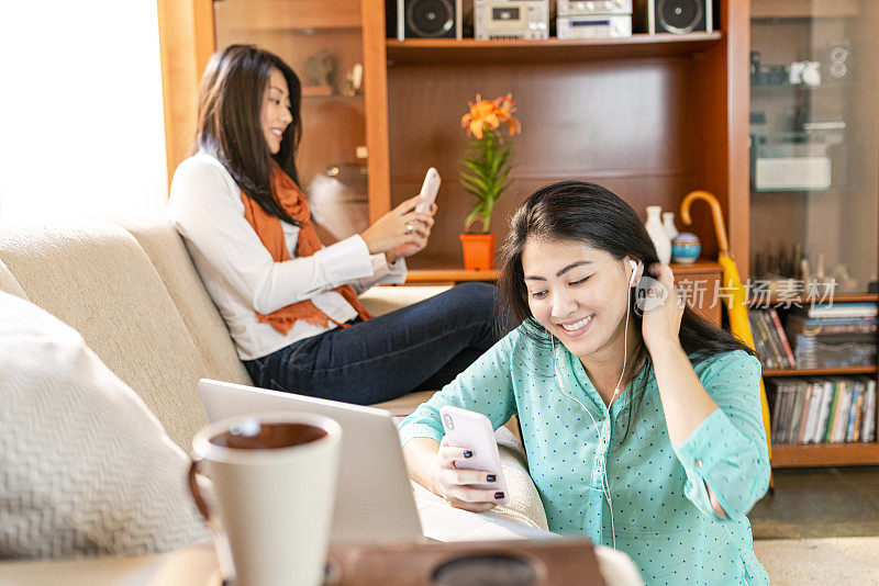 可爱的女人在客厅里放松。