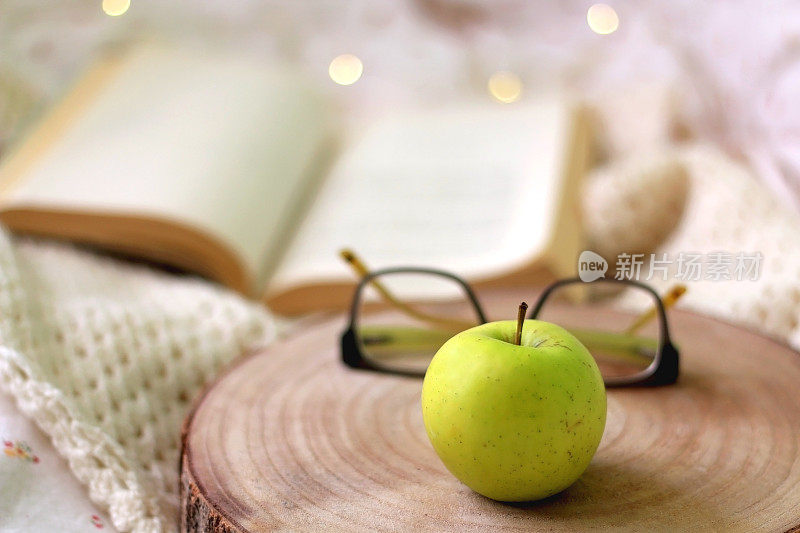 苹果，眼镜和书籍