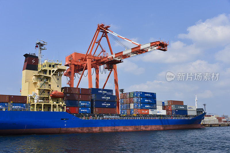 货船停泊在千叶港东京湾地区千叶，千叶县，日本