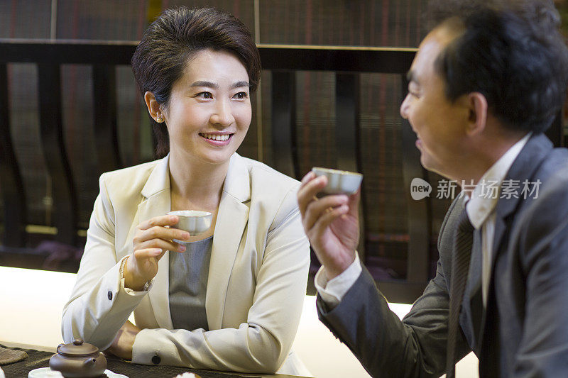 商务人士在茶馆喝茶