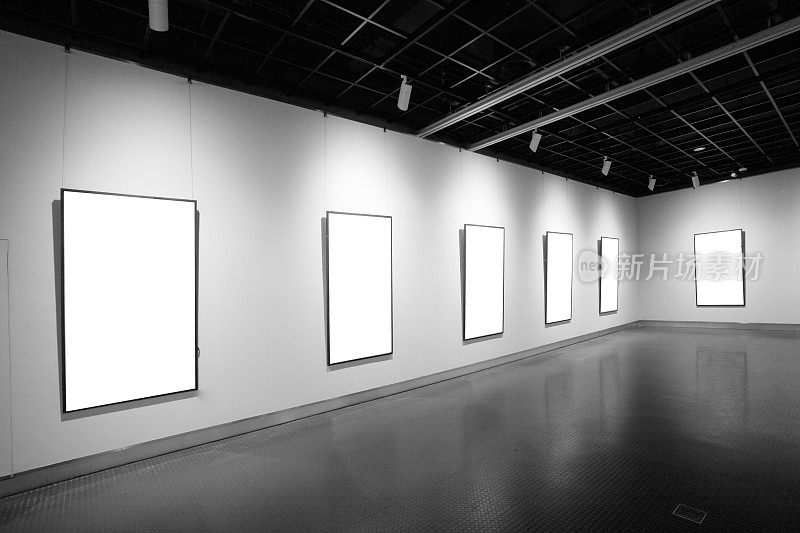 画廊墙上空白框的照片