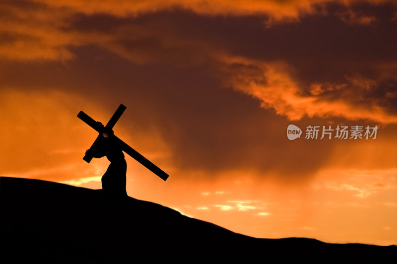 基督背着十字架与橙色的日落