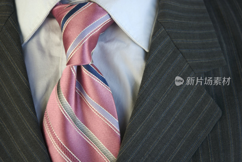 粉红色领带温莎结商人西装特写