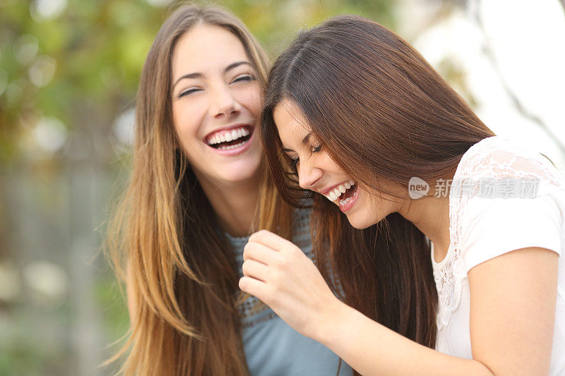 两个快乐的女人朋友笑了