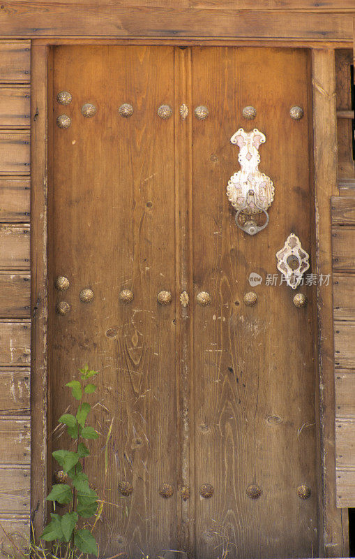 古门村。门上的象征性把手。