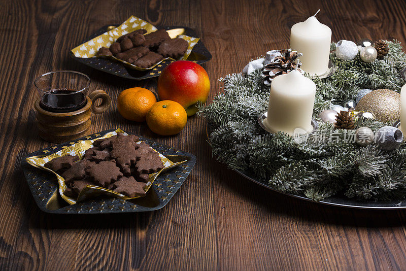 用饼干、红酒和圣诞装饰营造圣诞气氛