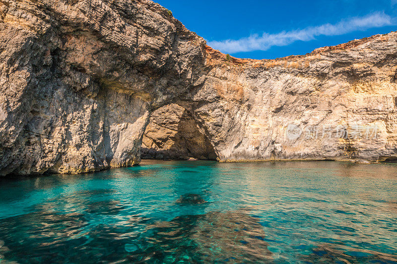 马耳他海滩岛上的洞穴