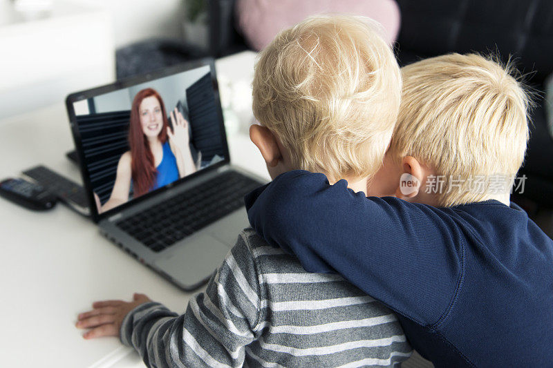在笔记本电脑上与母亲和她的孩子进行视频聊天