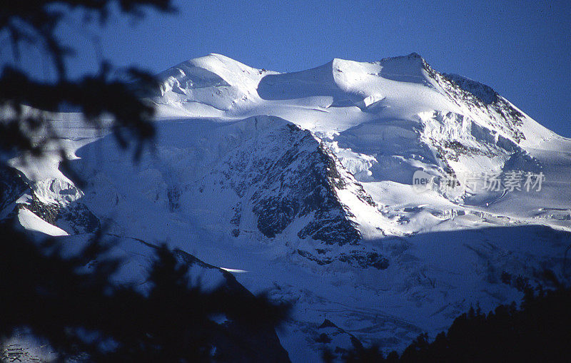 瑞士罗莎山的冰川和雪峰