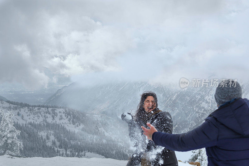 夫妇在玩雪