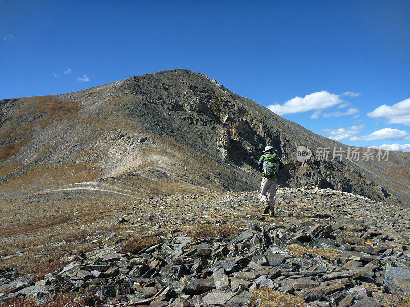 徒步旅行者攀登科罗拉多广场顶山