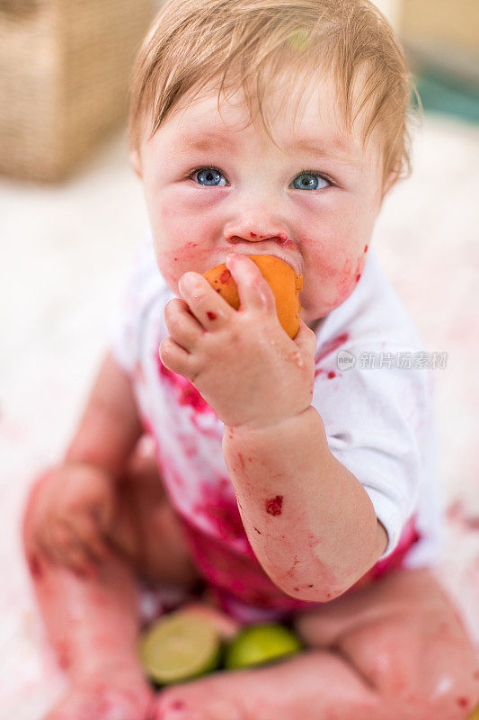 男婴用水果自我喂养，婴儿引导断奶