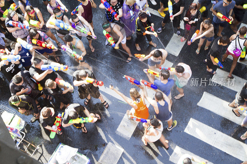泰国曼谷，人们在庆祝宋干节或泰国新年节。
